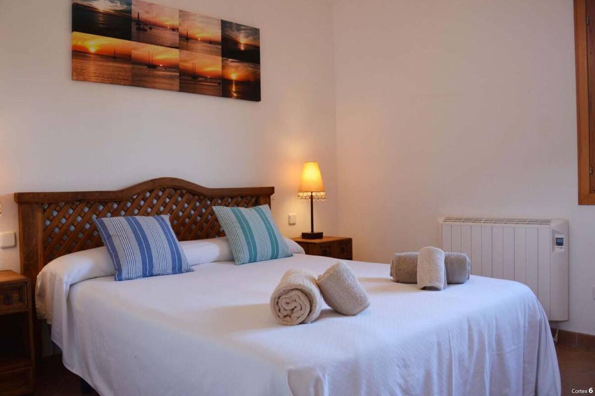 House | 3 bedrooms, individually furnished, bed sheets