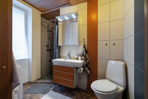 Haartrockner, Handtücher, Seife, Toilettenpapier