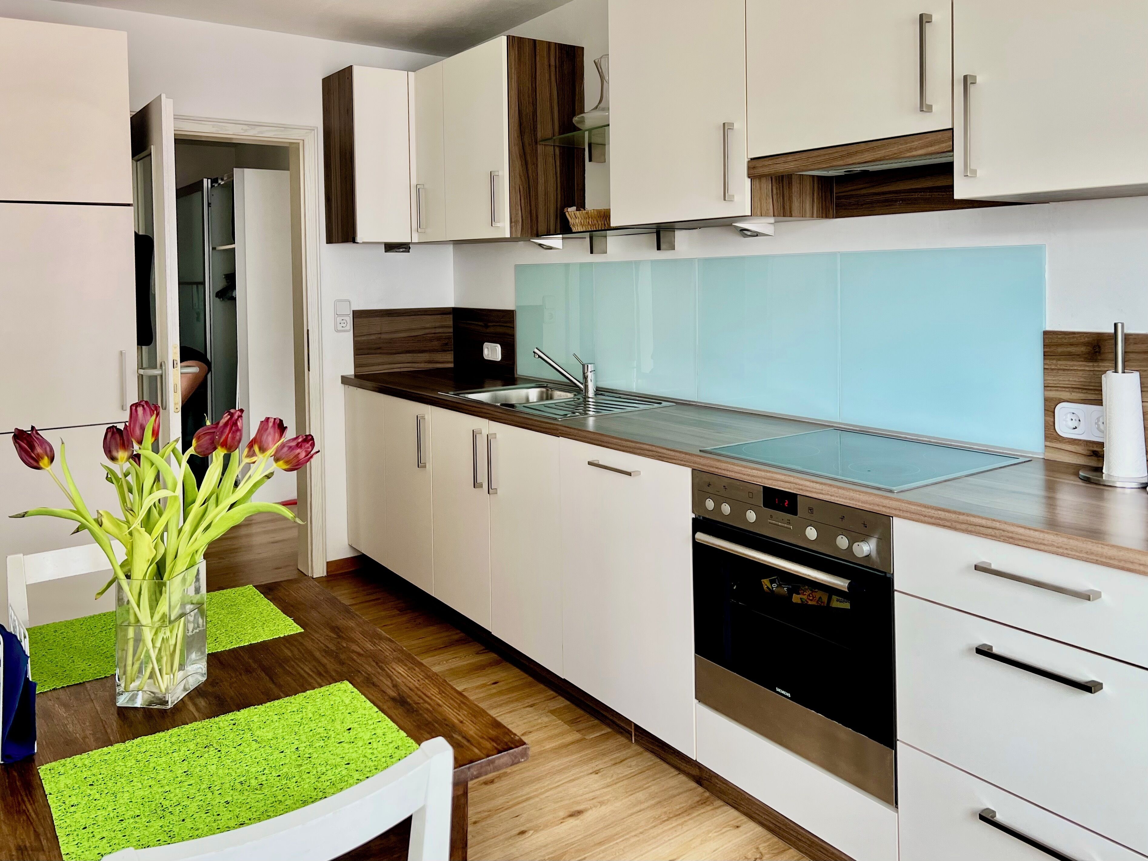 Jääkaappi, uuni, liesi, astianpesukone