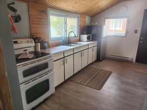 Een koelkast, een microgolfoven, een oven, een kookplaat