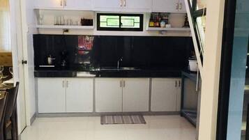 Geladeira, micro-ondas, cooktop, cafeteira/chaleira