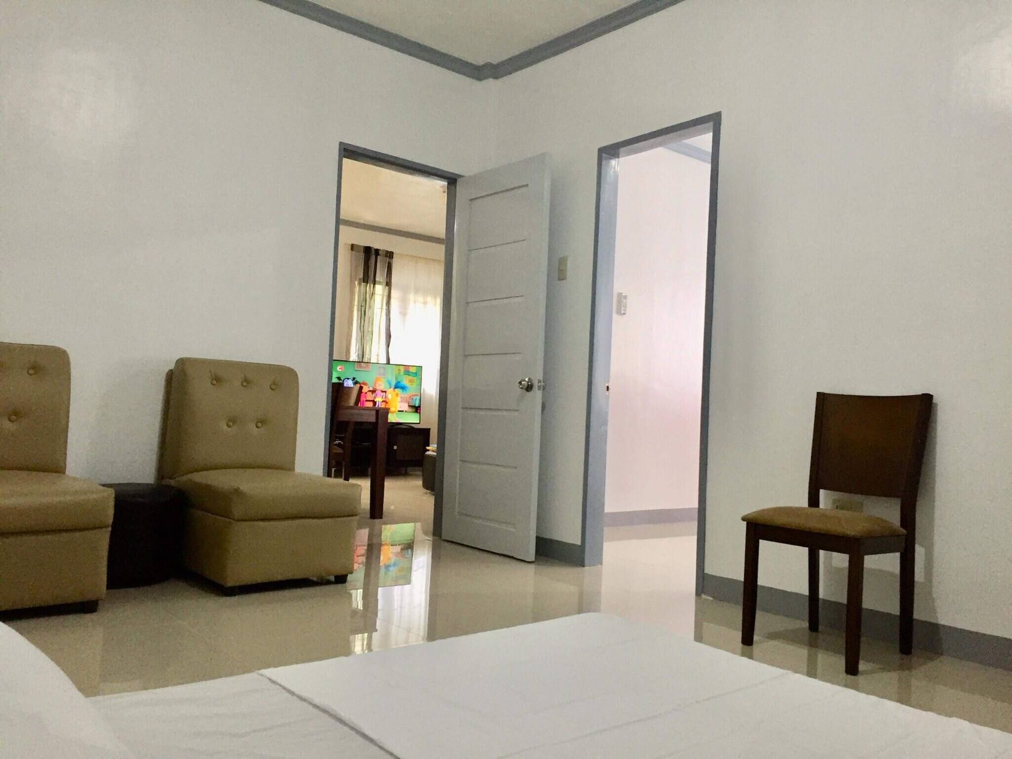 2 bedrooms, iron/ironing board, internet, bed sheets