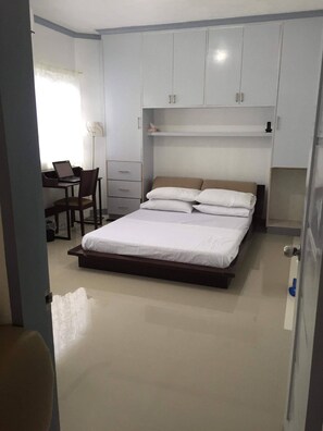 2 slaapkamers, een strijkplank/strijkijzer, internet, beddengoed