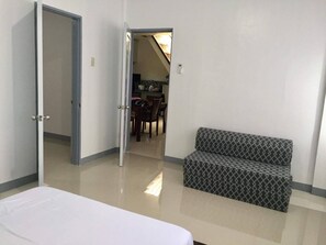 2 habitaciones, tabla de planchar con plancha y acceso a internet 