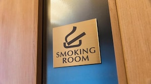 A sign indicating a smoking room.