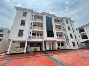 Exterior - 2Bedroom Apartment w/ pool and gym. 24/7 power supply in Iikeja GRA (Ikeja)