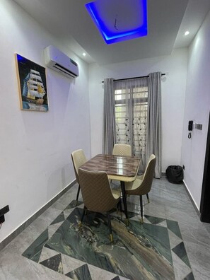 Dining - 2Bedroom Apartment w/ pool and gym. 24/7 power supply in Iikeja GRA (Ikeja)
