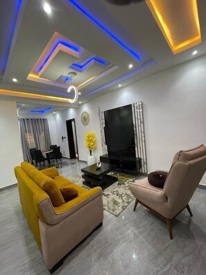 Living area - 2Bedroom Apartment w/ pool and gym. 24/7 power supply in Iikeja GRA (Ikeja)