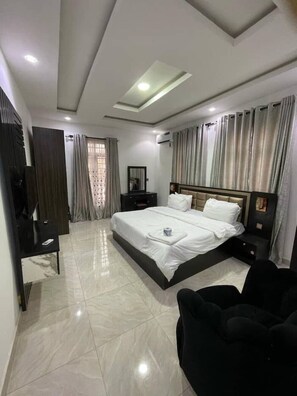 2 bedrooms, iron/ironing board, WiFi, bed sheets - 2Bedroom Apartment w/ pool and gym. 24/7 power supply in Iikeja GRA (Ikeja)