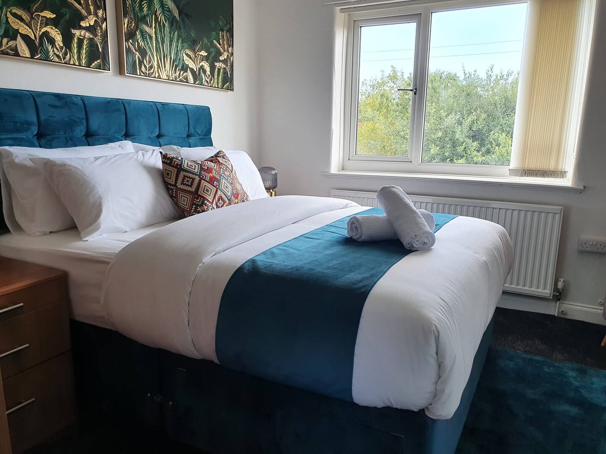 3 bedrooms, iron/ironing board, internet, bed sheets