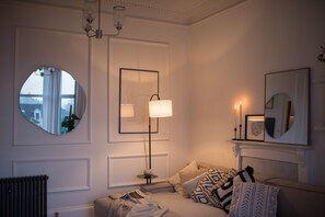 4 عدّة غرف نوم ومكواة/لوح كي