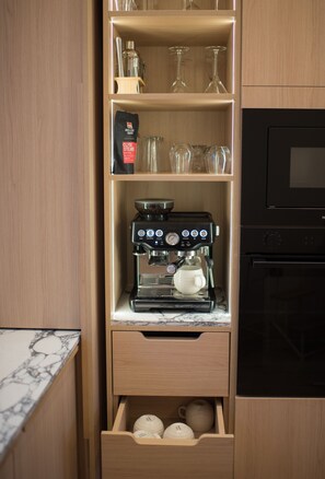 Mikrowelle, Geschirrspüler, Wasserkocher mit Kaffee-/Teezubehör