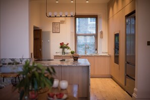 ميكروويف، غسالة أطباق، ماكينة لصنع القهوة/الشاي، كرسي للأطفال