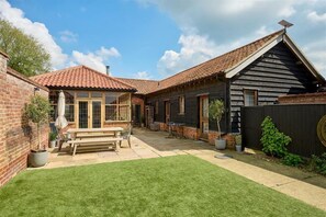 Outdoor dining - Deberri - sleeps 8 guests  in 4 bedrooms (Fressingfield)