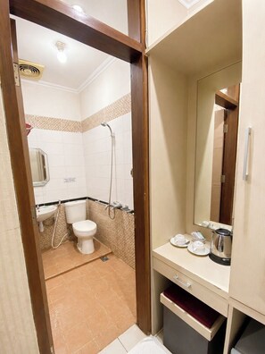Shower, free toiletries, towels, soap - Scarlet Hotel Stasiun Bandung (Bandung)