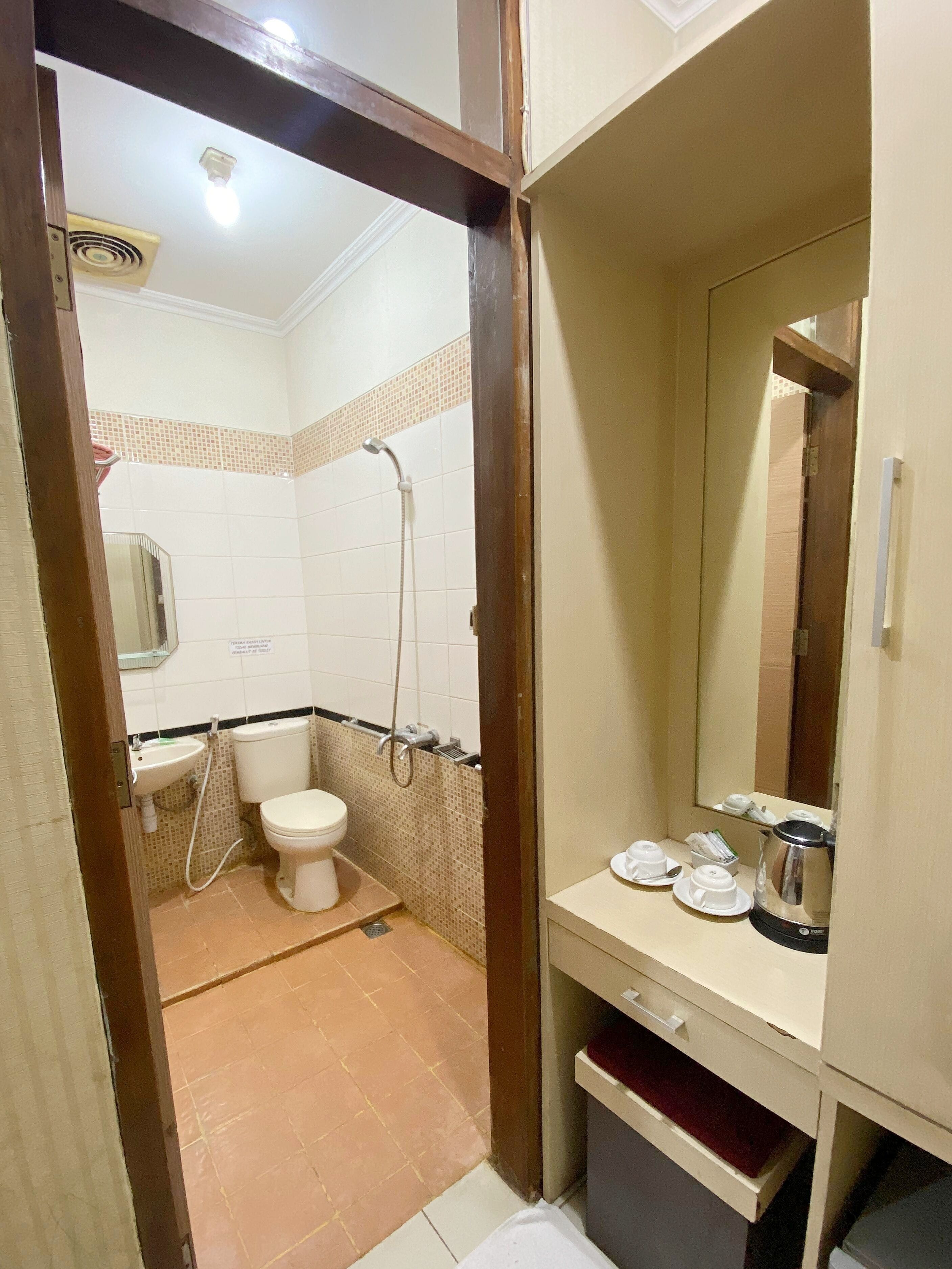 Superior Double Room | Bathroom | Shower, free toiletries, towels, soap