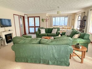 TV, books - Hideaway near the sea - sleeps 6 guests & welcomes 2 dogs (Scratby)