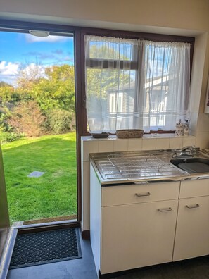 Fridge, microwave, oven, toaster - Hideaway near the sea - sleeps 6 guests & welcomes 2 dogs (Scratby)