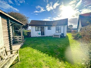Exterior - Hideaway near the sea - sleeps 6 guests & welcomes 2 dogs (Scratby)