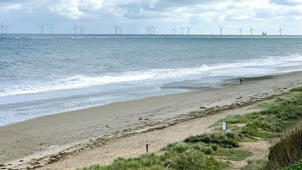 A beach with a view of wind turbines in the distance. - Hideaway near the sea - sleeps 6 guests & welcomes 2 dogs (Scratby)