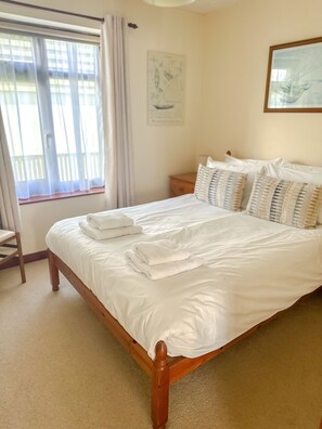 3 bedrooms, desk, iron/ironing board, free WiFi - Hideaway near the sea - sleeps 6 guests & welcomes 2 dogs (Scratby)