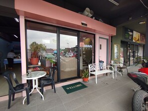 Unclassified image, 3 of 32, button