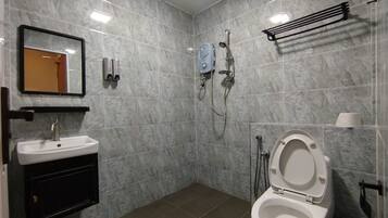 Habitación doble Premium | Baño | Toallas, shampoo, papel de baño