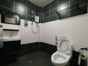 Standard Double Room | Bathroom | Towels, shampoo, toilet paper