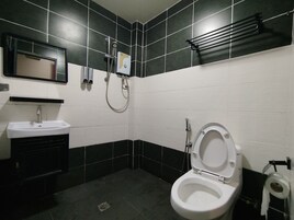 Toallas, shampoo, papel higiénico