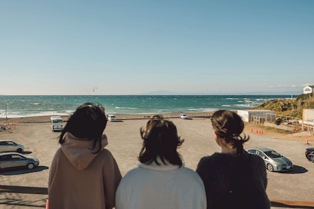 Beach. Oceanfront A special stay in a trailer house with a spectacular ocean view| BBQ Bonfires Allowed / Yokosuka City Kanagawa