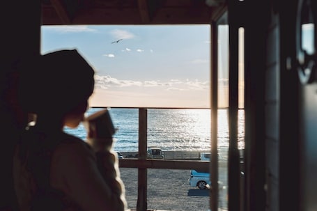Interior. Oceanfront A special stay in a trailer house with a spectacular ocean view| BBQ Bonfires Allowed / Yokosuka City Kanagawa