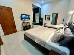 Family Quadruple Room | Free WiFi, bed sheets - Cendhani Raras Gallery (Depok)