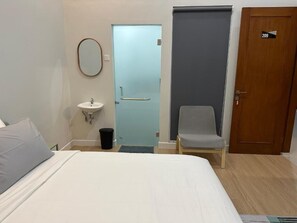 Deluxe Double Room | Free WiFi, bed sheets - Cendhani Raras Gallery (Depok)