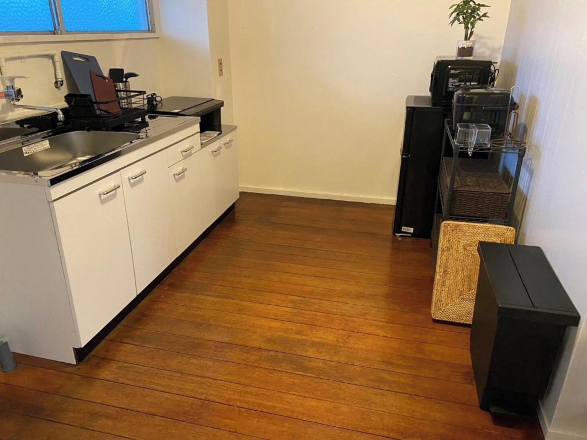 Fridge, microwave, stovetop, cookware/dishes/utensils