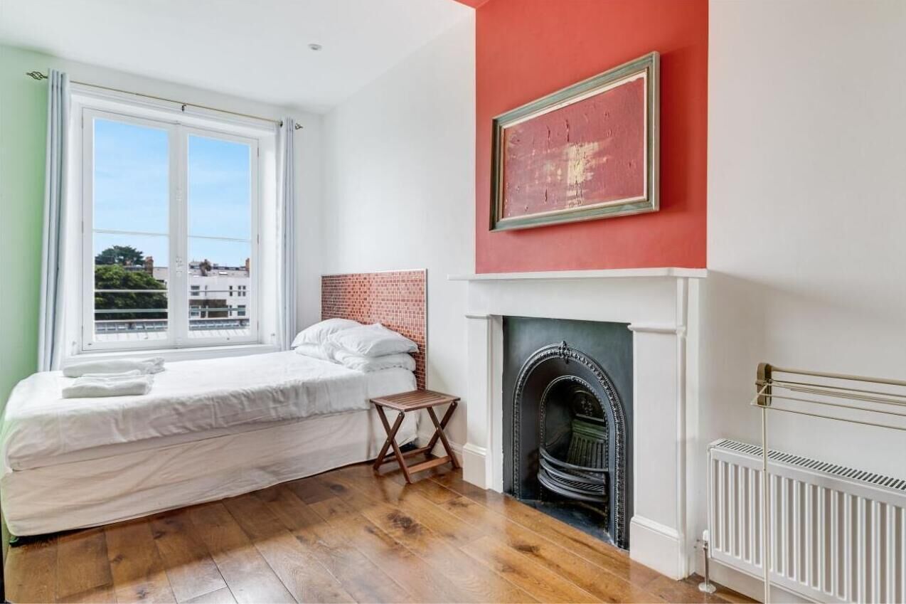 2 bedrooms, iron/ironing board, internet, bed sheets