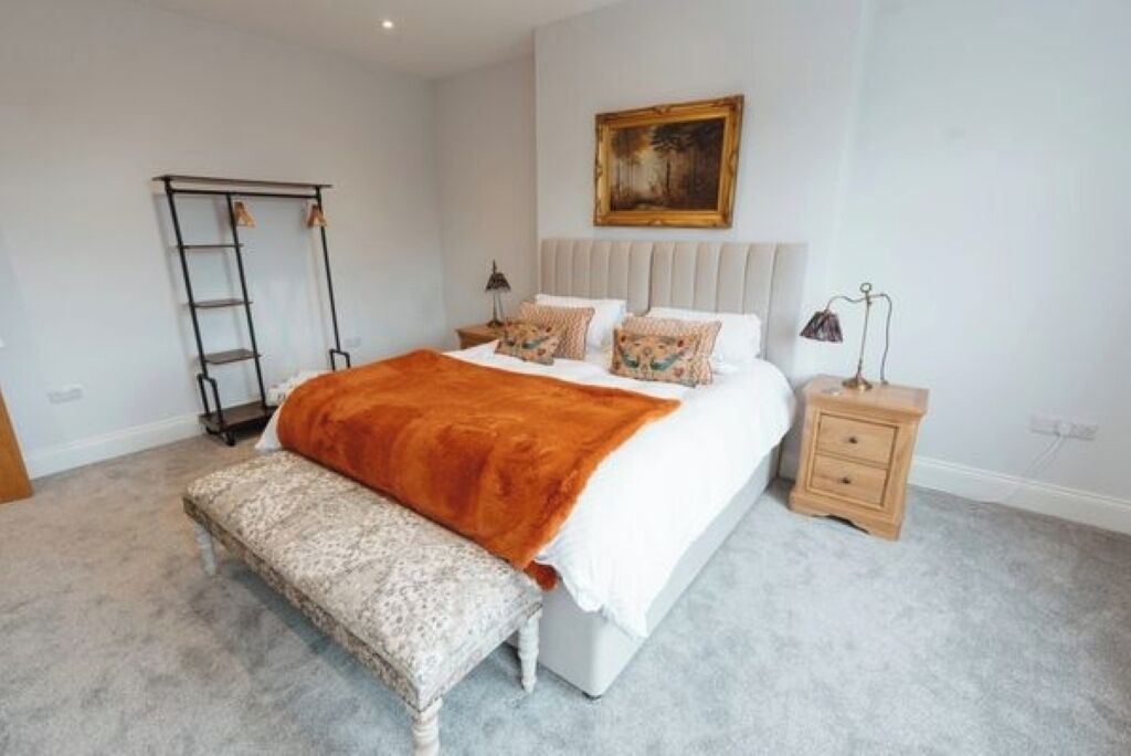 7 habitaciones, tabla de planchar con plancha, wifi y ropa de cama 