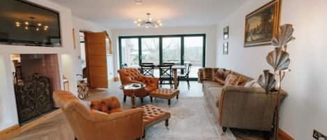 Smart TV, fireplace