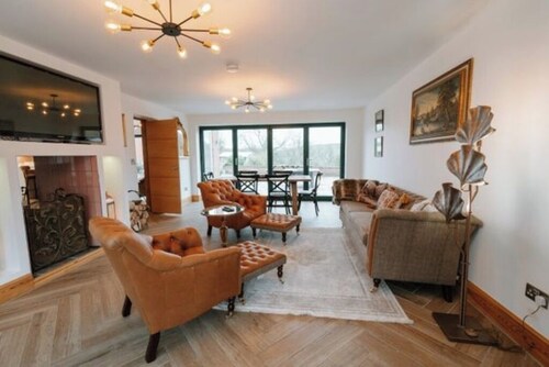 Luxury Countryside Cottage with Pool & Hot Tub – Sleeps 6–10 in East Yorkshire