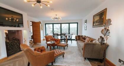 Luxury Countryside Cottage with Pool & Hot Tub – Sleeps 6–10 in East Yorkshire