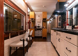 Kühlschrank, Mikrowelle, Herdplatte, Kochgeschirr/Geschirr/Besteck