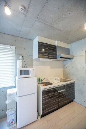 Fridge, microwave, cookware/dishes/utensils - Quiet and spacious 1LDK | Namba 1 Station | 24hour self checkin | Maximum 5 people / Naniwa Ward, Osaka City Ōsaka (Naniwa Ward, Osaka City)