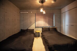 1 Schlafzimmer, Schreibtisch, Bettwäsche