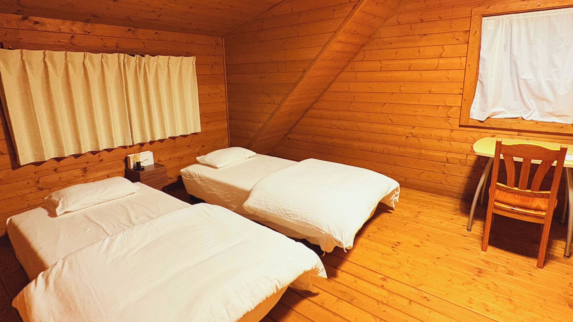 2 bedrooms, desk, WiFi (free), bed sheets