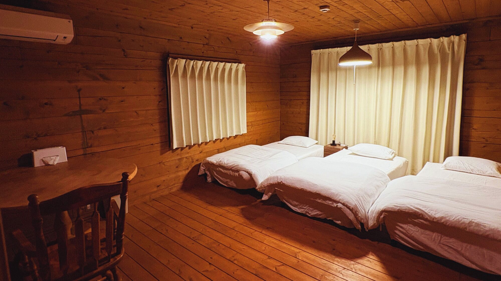 2 室のベッドルーム、デスク、WiFi (無料)、ベッドシーツ