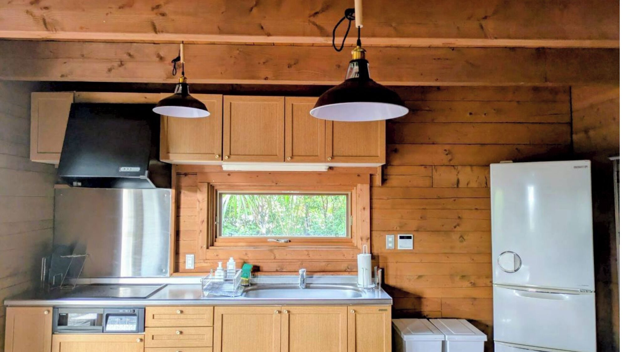 冷蔵庫、電子レンジ、コンロ、調理器具と食器