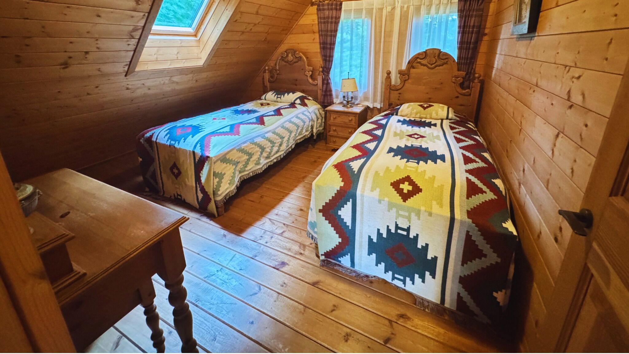 Una scrivania, Wi-Fi gratuito, lenzuola