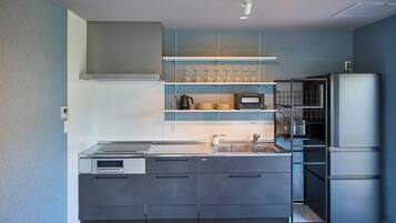 Geladeira, micro-ondas, cooktop, talheres/pratos/utensílios de cozinha