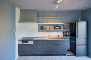 Fridge, microwave, stovetop, cookware/dishes/utensils - Sauna BBQ and bonfires in this outdoor villa for / Minamitsuru District Yamanashi (Minamitsuru District)