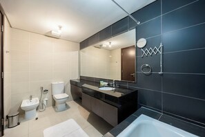 A modern bathroom with a bathtub, a sink, and a toilet. - Bloomfields 1BR in Marina Blue-Reem (Abu Dhabi)