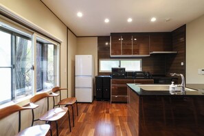 Fridge, microwave, stovetop, cookware/dishes/utensils - A rental house nestled in the vast forest of Karui / Kitasaku District Nagano (Kitasaku District)